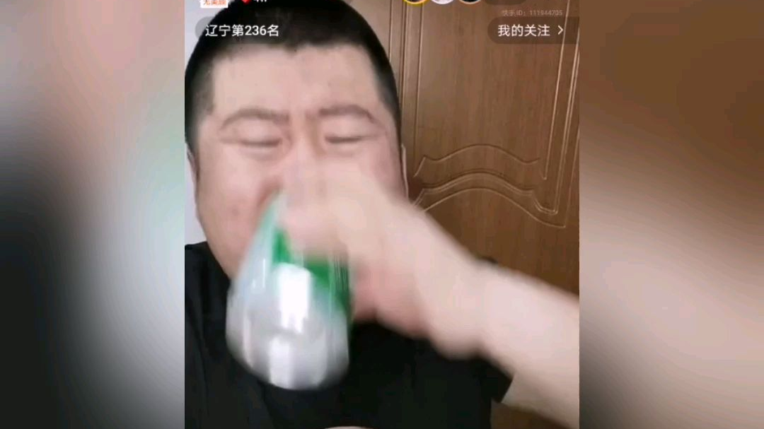 威哥连麦妹子露出笑容,过后连灌四口空雪碧
